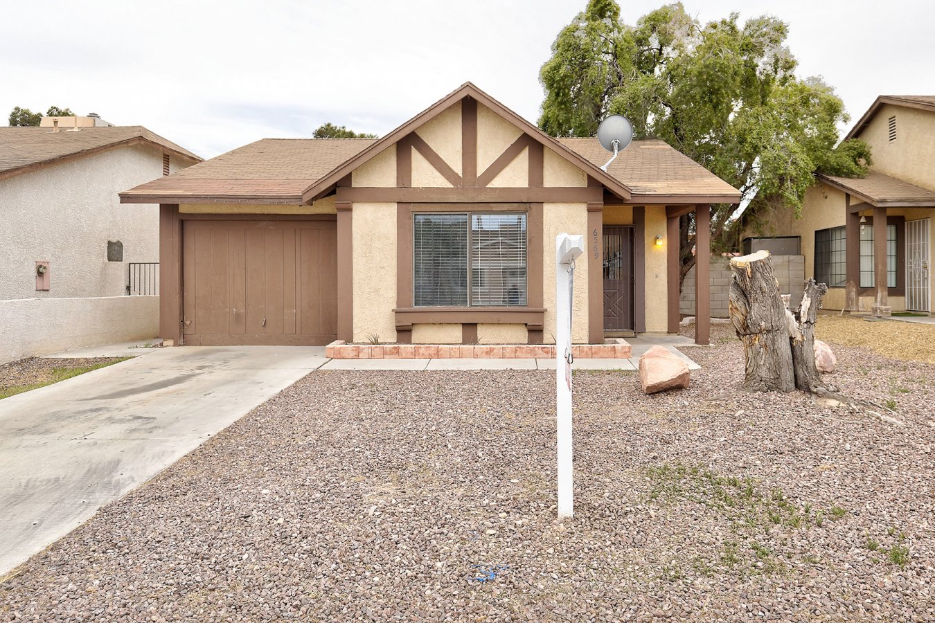 CUTE SINGLE STORY HOME SITTING ON A LARGE LOT* NO HOA* 3 BEDROOMS, 1 BATH, OPEN KITCHEN WITH DINING AREA, SPACIOUS LIVING ROOM, BIG BACKYARD WITH COVERED PATIO* CONVENIENTLY LOCATED CLOSE TO THE BEST IN THE WEST SHOPPING CENTER, DINING AND EASY FREEWAY ACCESS* A MUST SEE!!