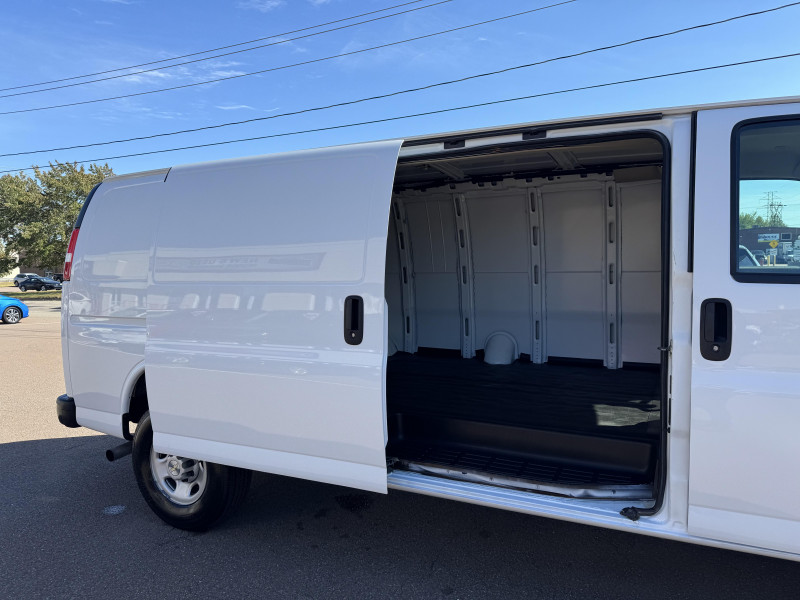 Chevrolet Express Cargo Van 2023 - Image 18