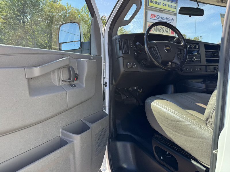 Chevrolet Express Cargo Van 2023 - Image 10