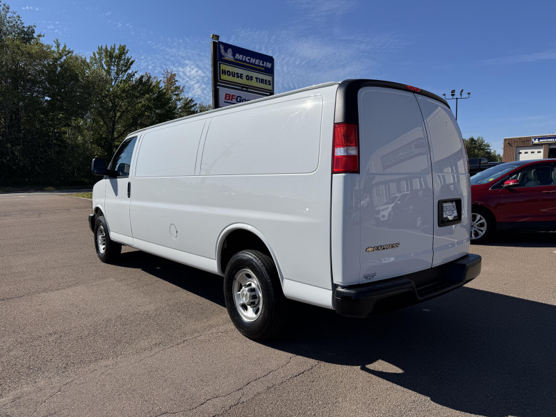 Chevrolet Express Cargo Van 2023 - Image 7