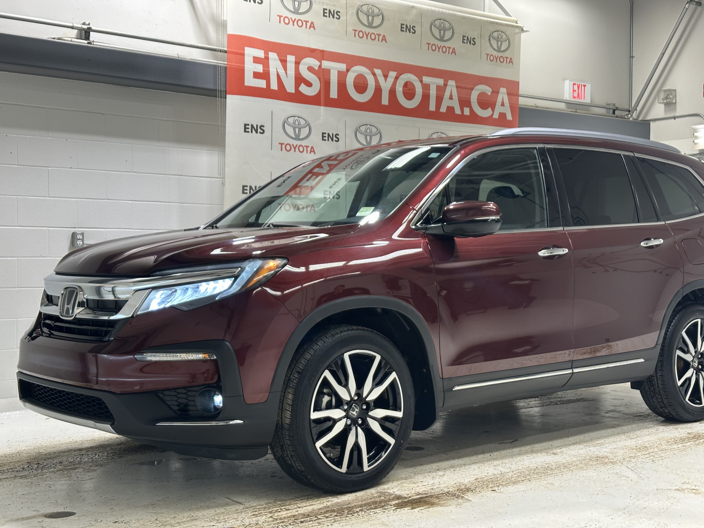 2021 Honda Pilot Touring AWD with Rear Captains Chairs