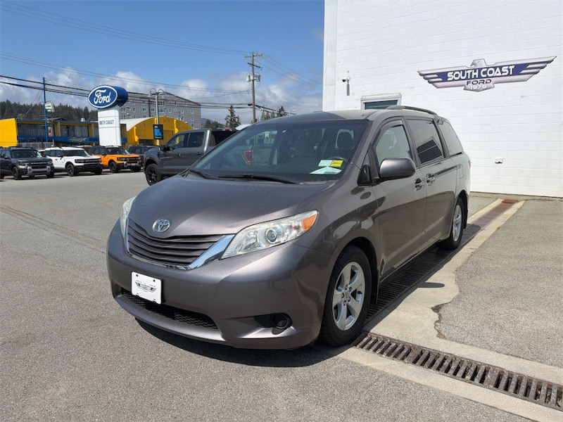 2016 Toyota Sienna XLE 7-Passenger Auto Access Seat