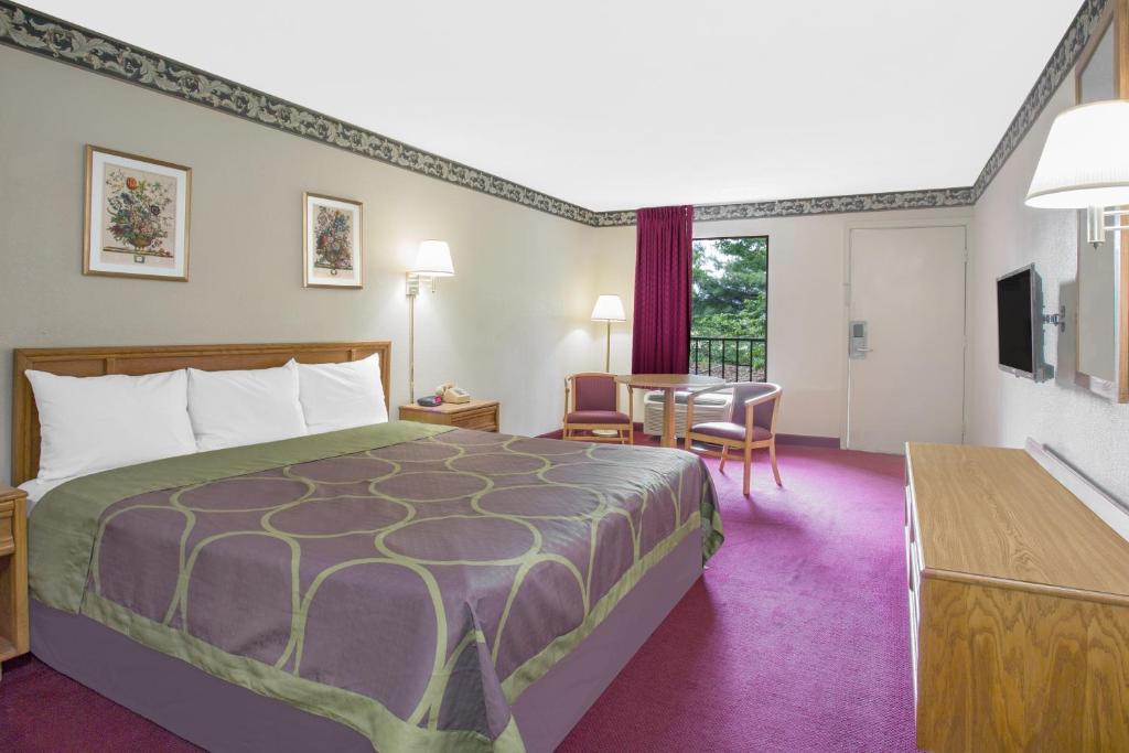 Super Inn Williamsburg Logo