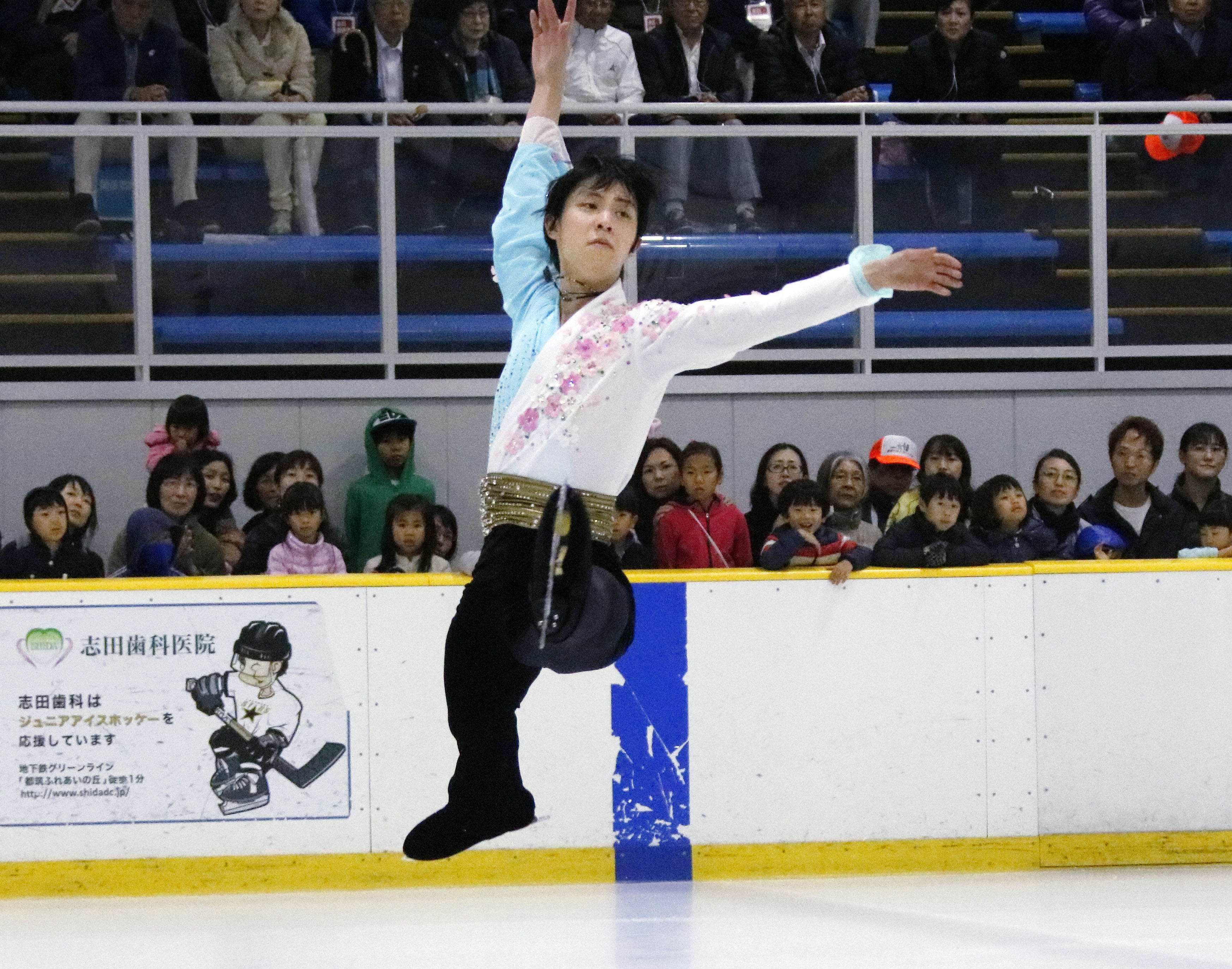 Figure skating: Hanyu teaches young skaters