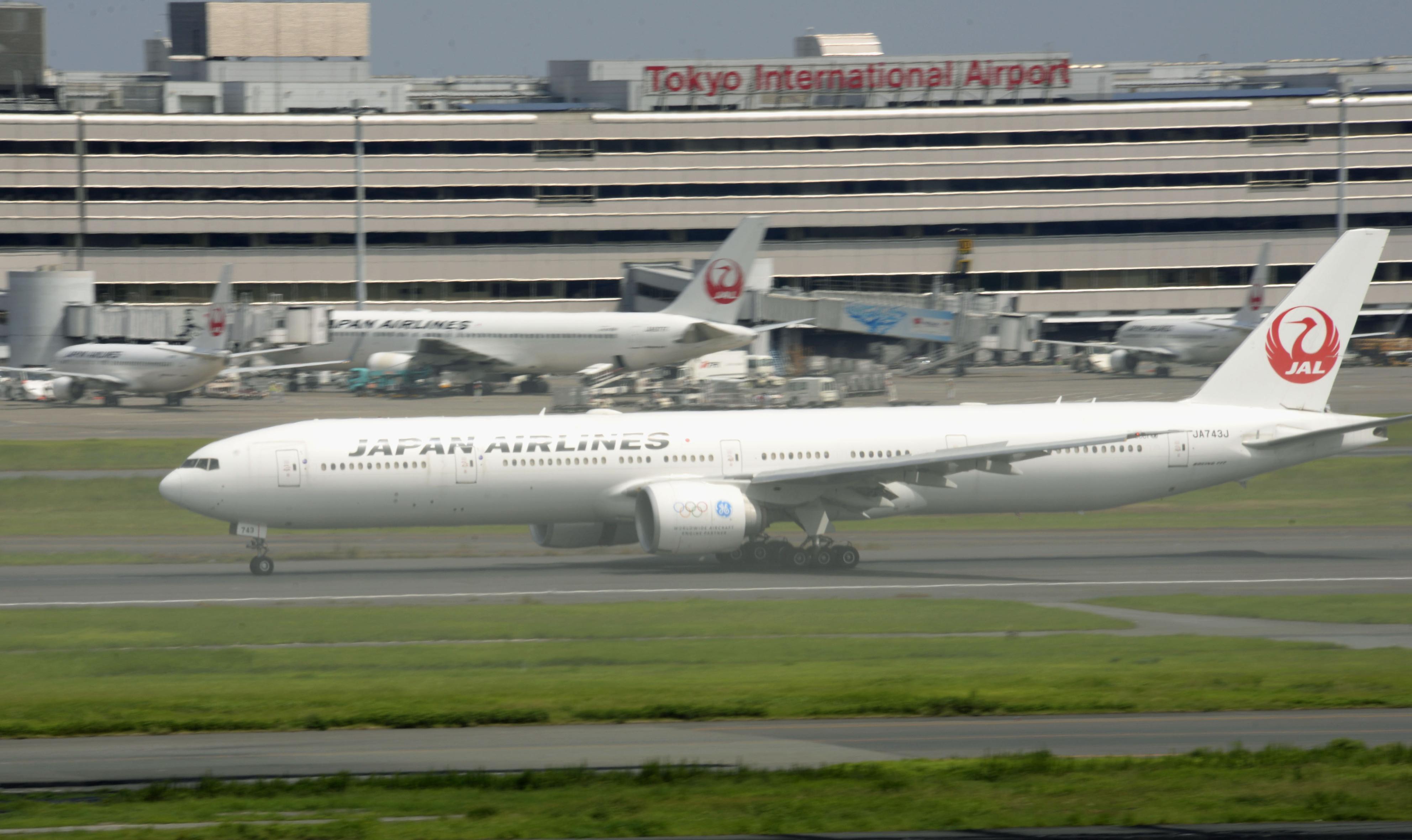 JAL plane making emergency landing