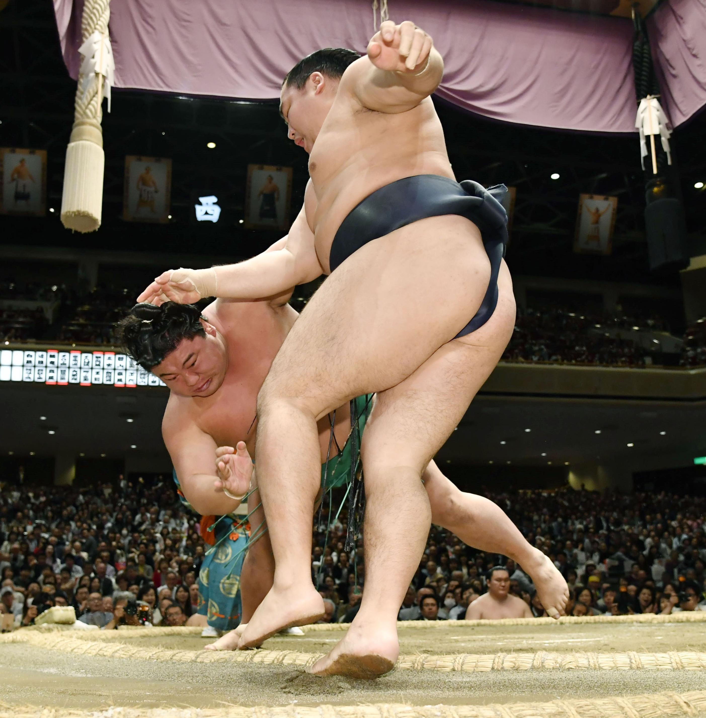 Sumo: Yokozuna Kakuryu injures ankle, pulls out of summer meet