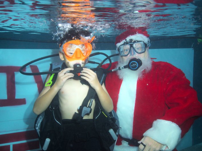 2022 U/W Santa Photos Nathan