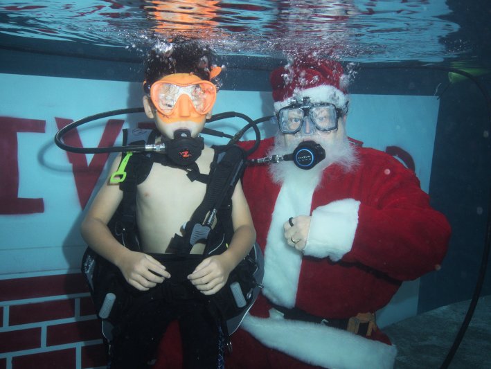 2022 U/W Santa Photos Nathan