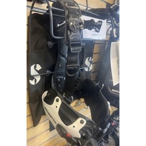 Hydros Pro Medium w/Balanced Inflator Women’s Black/white-Display Open Box