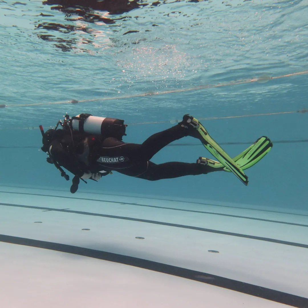 diver-swimming-pool