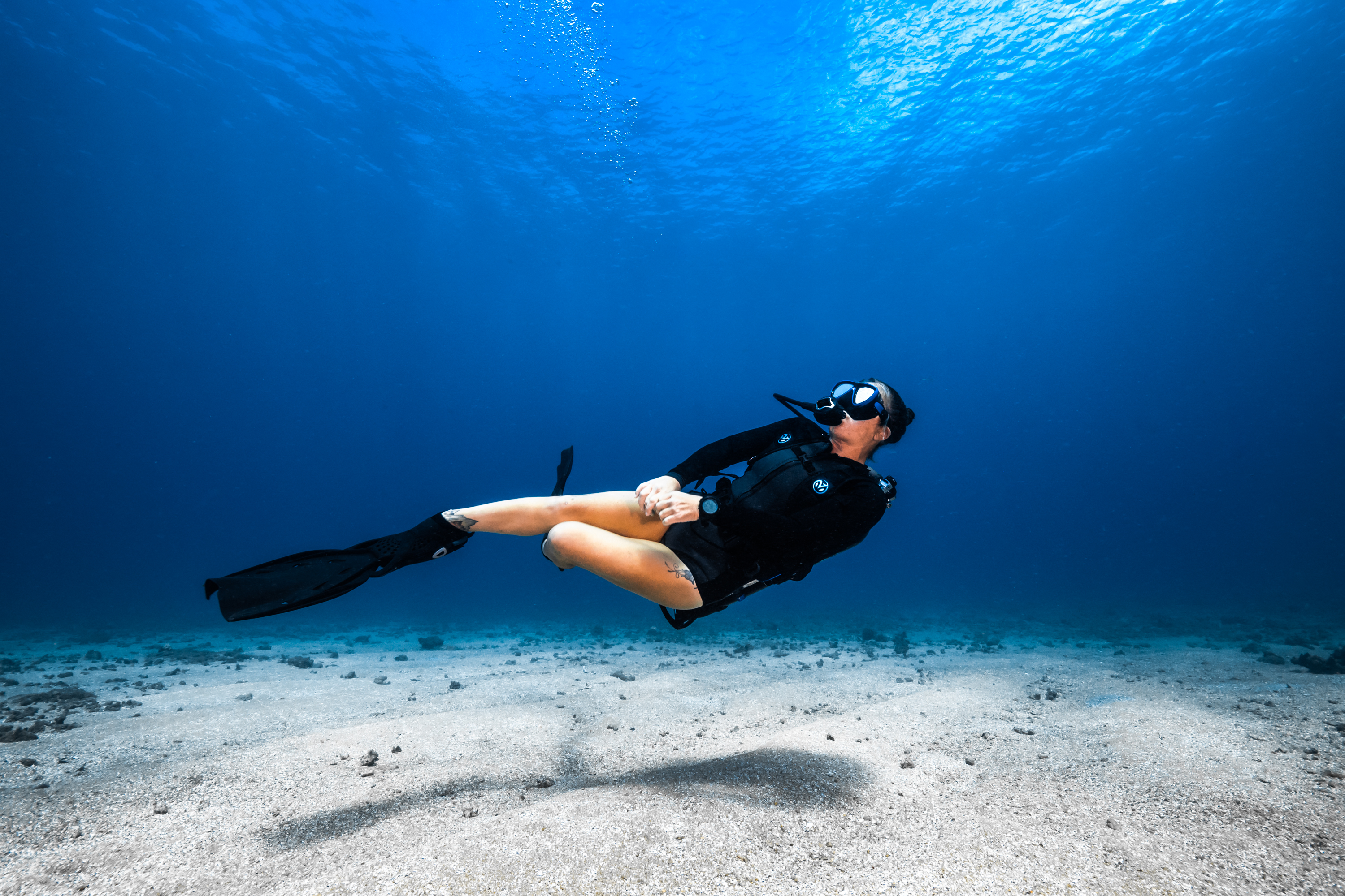 Diver learning to dive Avelo underwater