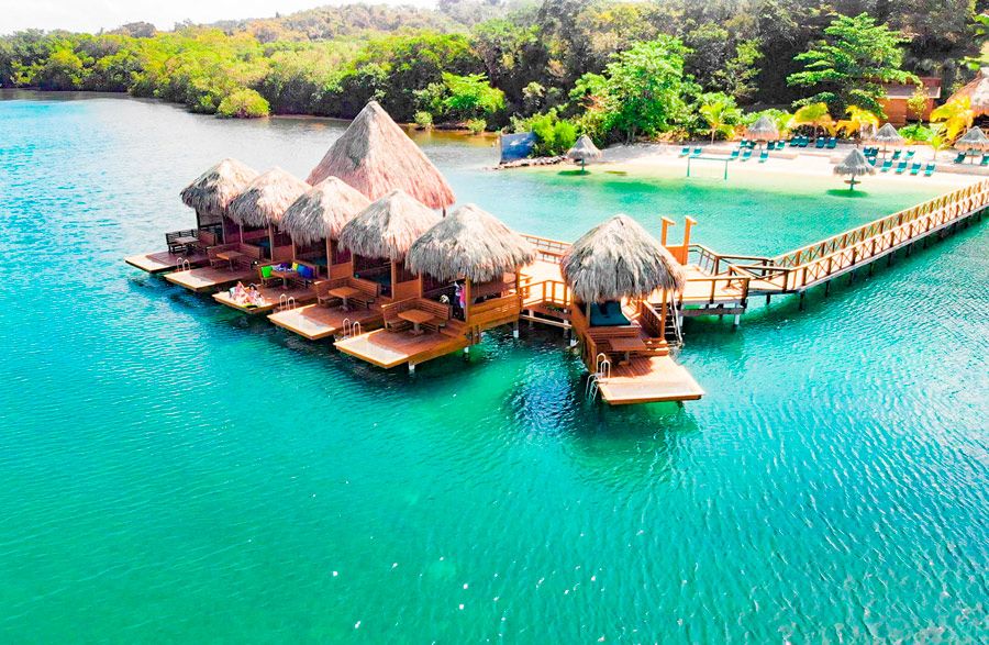Beautiful tropical scenery at Turquoise Bay Dive and Beach Resort in Roatan