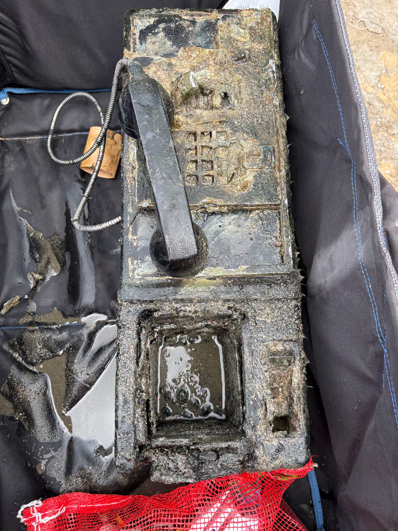 Scuba Cleanup, Payphone