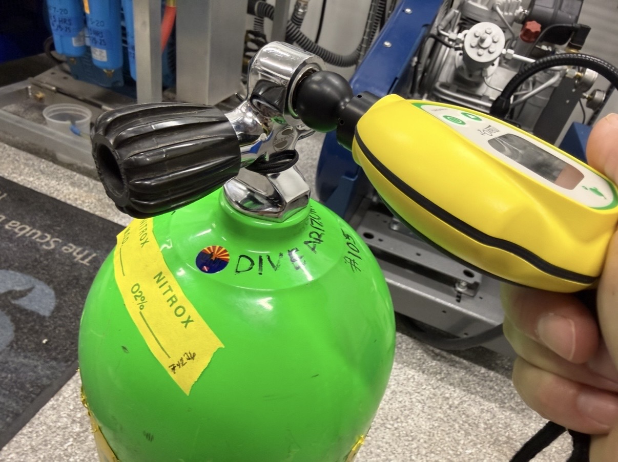 Analyzing a Dive Arizona Nitrox tank fill with an oxygen analyzer