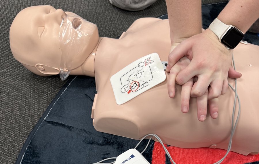 Dive Arizona student practicing CPR and AED use during Rescue Diver prerequisite training