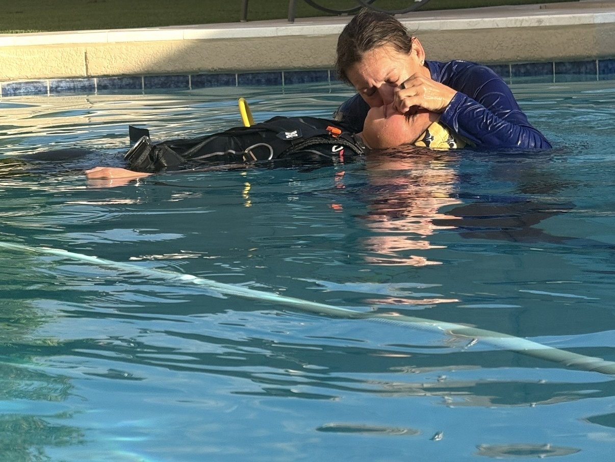 Dive Arizona student practicing rescue breathing on a diver at the surface during Rescue Diver training