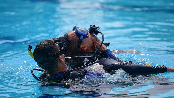 Dive Arizona student towing a diver during SDI Rescue Diver tow rescue practice