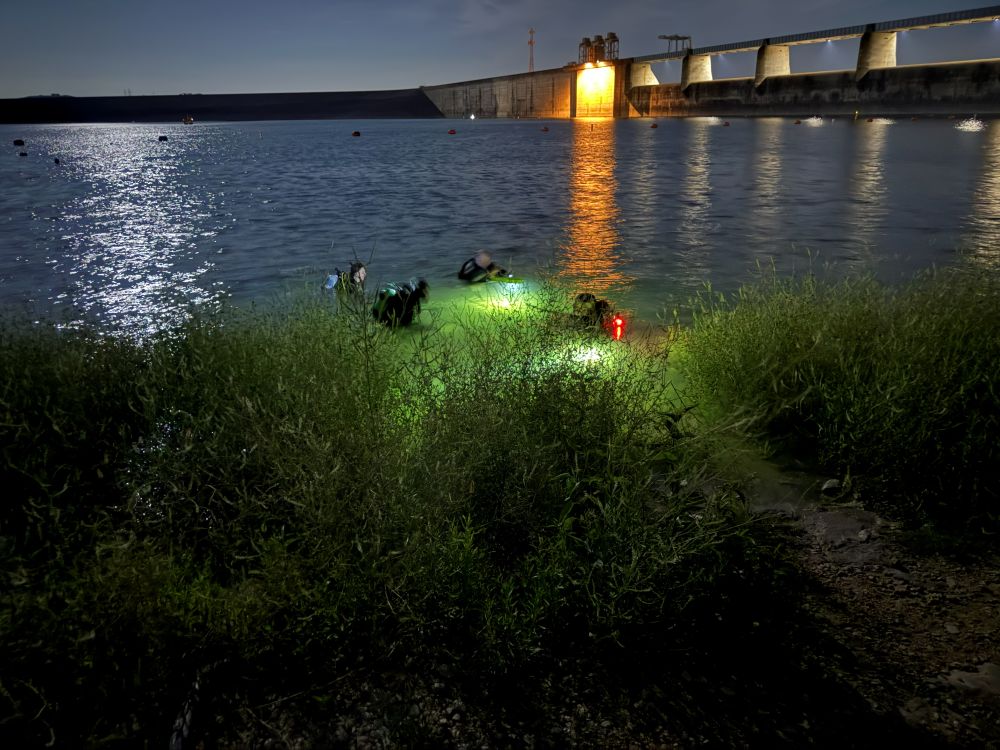 Austin Aquanauts divers at a Bubble Hour Wednesday night dive