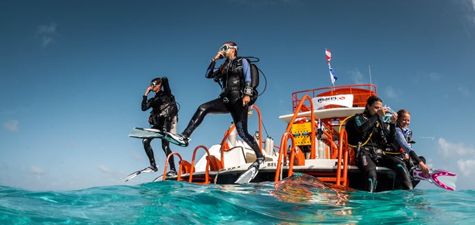 Divers boarding the boat at Tom&rsquo;s Dive & Swim in Austin, TX