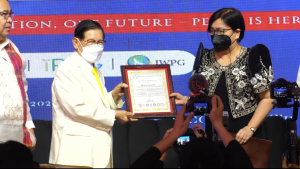 Chairman Lee Man Hee receives award from VIP