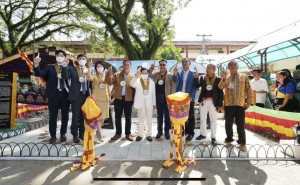 Commemorative Photo at the Unveiling Ceremony of the Peace Monument