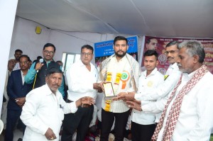 Akash Gajbe welcoming Anil Deshmukh at Arthur Jail