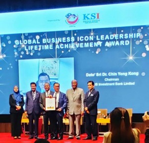 Tan Sri Dr Chin receiving his Award from DPM of Malaysia, YAB Dato