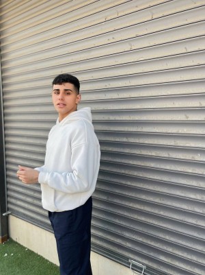 Who is the musical artist 3mr Belbeisi, what is the reason for his fame, and where is he famous