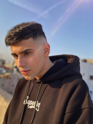 Who is the musical artist 3mr Belbeisi, what is the reason for his fame, and where is he famous