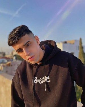 Who is the musical artist 3mr Belbeisi, what is the reason for his fame, and where is he famous