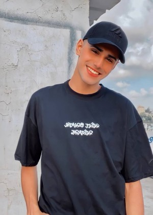 Who is the musical artist 3mr Belbeisi, what is the reason for his fame, and where is he famous