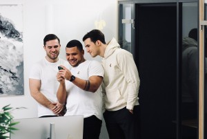 nealthy logo in white background