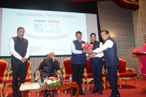 Nimish Maheshwari and Yuvraj Dhamale felicitating Devendra Fadnavis. Seen alongside are Rame