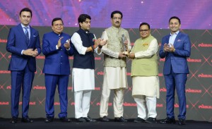 Jyotiraditya Scindia and Raj Thakrey honour Kumarmangalam Birla at Lokmat Maharashtrian Awards 2023
