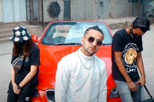 saider with girls and car