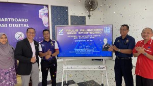 Mr. Mohd Zamri bin Jamaluddin Inaugurates Arvia Smartboard