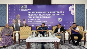 Mr Najib with Mr. Mohd Zamri bin Jamaluddin, Deputy District Education Officer of Johor Bahru