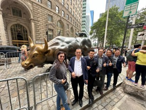 QMIS Top Management at the Charging Bull in New York