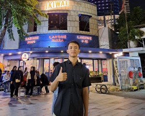 Ali Azhar D during a photo of the memory book at his school (kompasiana.com)