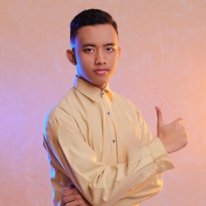 Ali Azhar D on Jalan Tunjungan on vacation with his friends (Foto: Iqbal Suseno)