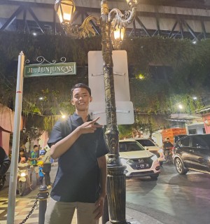 Ali Azhar D on Jalan Tunjungan on vacation with his friends (Foto: Iqbal Suseno)