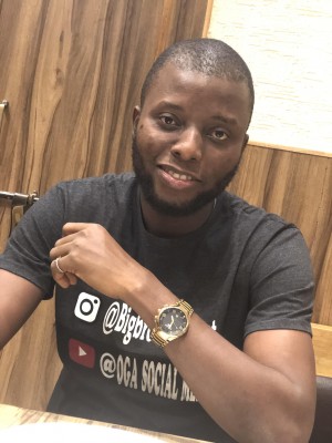 Bigbrofullcurrent in a Cafe 