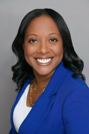 QuyNitta McDade, Recognized by BestAgents.us as a 2023 Top Agent.