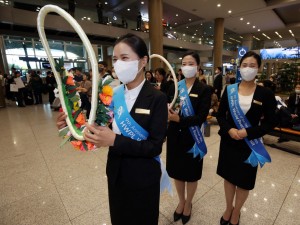 HWPL Airport Protocol Volunteers Give Wreaths to the VIPs who Attends the HWPL World Peace Summit