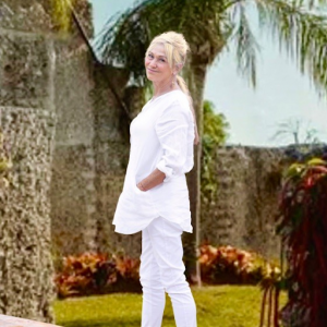 Sharon Sullivan, Recognized by BestAgents.us as a 2023 Top Agent.