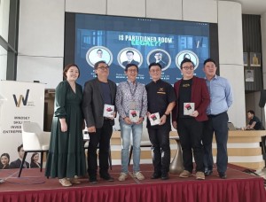 Organizer giving out token of appreciation to panel speakers for the Forum