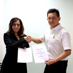 Zahira Sugra Zainuddin and Oon Kin Seng after the successful MoU signing.