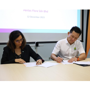 Zahira Sugra Zainuddin and Oon Kin Seng signing the MoU.