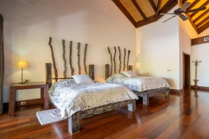 bedroom-ina-luxury-villa