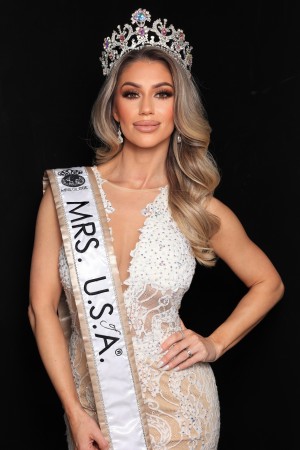 Karla Gochenour Mrs USA Globe 2023